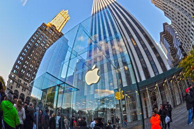 The Apple Cube on Fifth