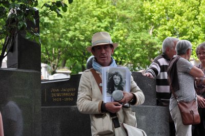 Playing Piaf's song by her grave