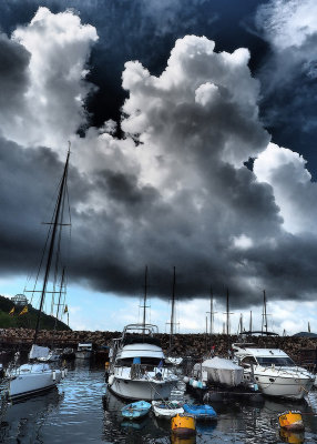 wind gusts of 70kpm may affect Hong Kong