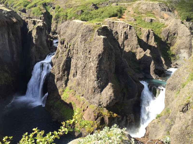 Núpsárfoss t.v. og Hvítárfossfalla í Tvílitahyl