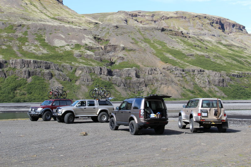 Bílum lagt áður en haldiðer af stað síðasta spölinn