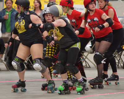 Roller Derby Rogue Warriors vs The Skateful Dead 01729 copy.jpg