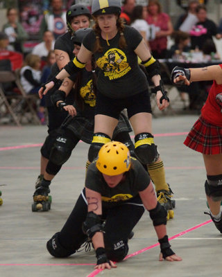 Roller Derby Rogue Warriors vs The Skateful Dead 01737 copy.jpg