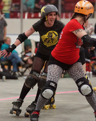 Roller Derby Rogue Warriors vs The Skateful Dead 01942 copy.jpg