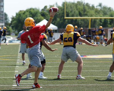 Queen's Football Practice 07643 copy.jpg