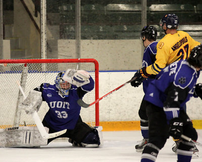 Queen's vs UOIT 8492 copy.jpg