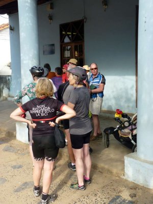 P1050967-Cadeca-Queue.jpg