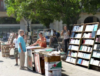 P1060243-Book-Market-Plaza-de-Armas.jpg