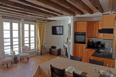 Paris Apt - 08