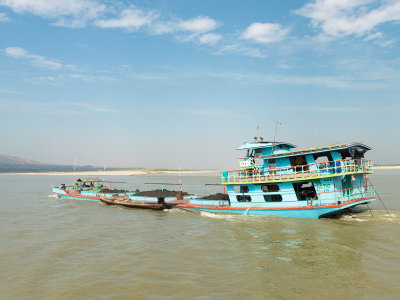Traffic on the Irrawaddy-26.jpg