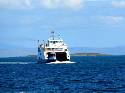 LOCH PORTAIN (2003) @ Berneray (approaching)