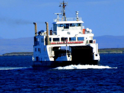 LOCH PORTAIN (2003) @ Berneray (approaching)