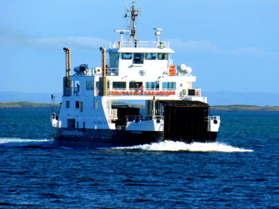 LOCH PORTAIN (2003) @ Berneray (approaching)