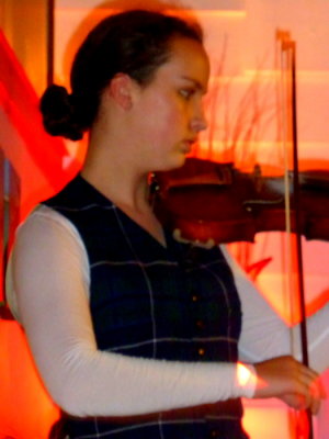 (415) Isle of Barra Beach Hotel - Local Musician - Tangasdale Beach