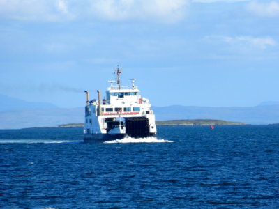 (489)  LOCH PORTAIN arriving @ Borve, Isle of Berneray