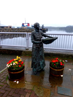(704) Stornoway Herring Girl Statue @ Stornoway, Isle of Lewis