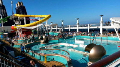 NORWEGIAN EPIC (2010)  pool area @ Naples, Italy