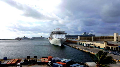 CORAL PRINCESS (2002) + @ Port Everglades, USA