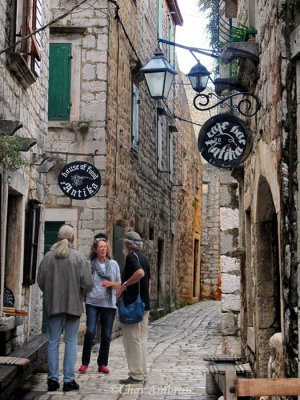 Friends checking out the House of Food in Stari Grad