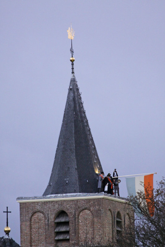 Hijsen van de vlag op de Oude Toren, Wilhelmus en saluutschoten.