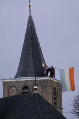 Hijsen van de vlag op de Oude Toren, Wilhelmus en saluutschoten.