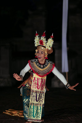 Bali Early Dance Performance of a GAMBUH DANCE by the MEKAR BHUANA CONSERVATORY plus HD video of the complete performance