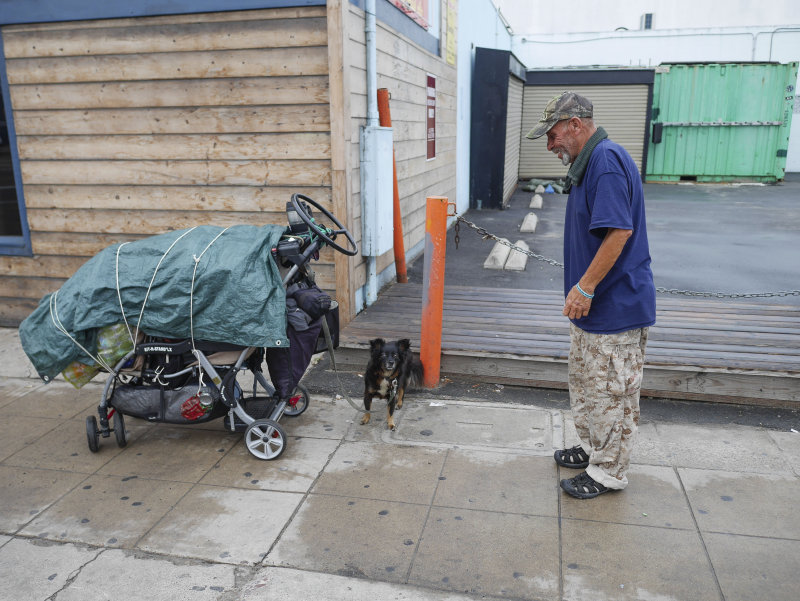 pacific_beach_street_people