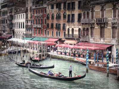 Grand Canal gondoliers 