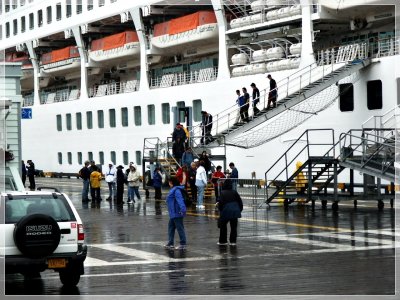 Cruise passengers disembark to visit Ketchikan2