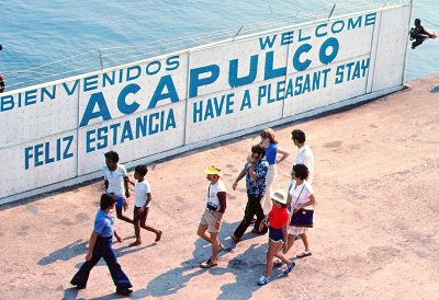 Acapulco tablemates head for town
