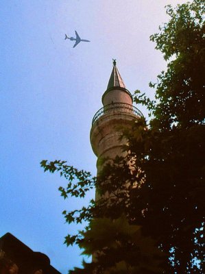 Airliner returns home from Istanbul