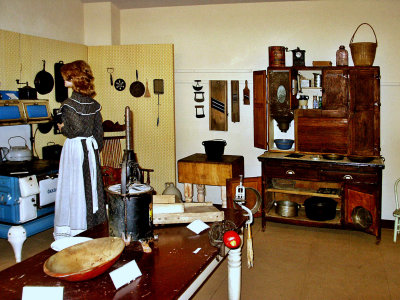 Oregon Trail Museum kitchen display1