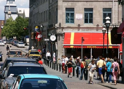 Montreal crowd in front of Bistro