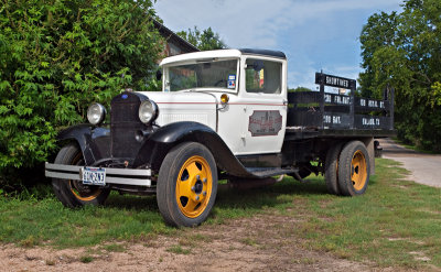 Looks to be an early Ford 1 ton truck. Perhaps about 1930.