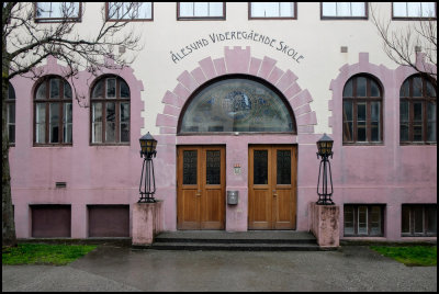 Skole Front