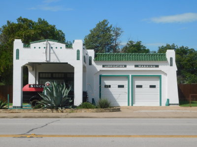 Recreation of a Sinclair Gas Station-with Garage