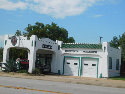 Recreation of a Sinclair Gas Station-with repair garage