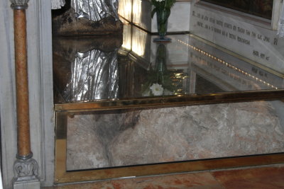 On both sides of the altar one can see the Rock of Calvary (Station 12)
