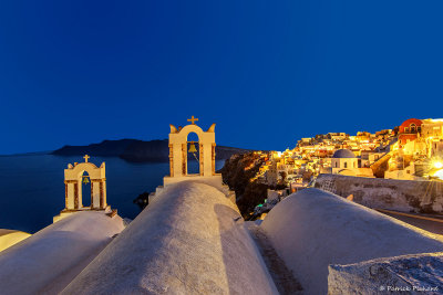 L'heure bleue sur les chapelles d'Oia