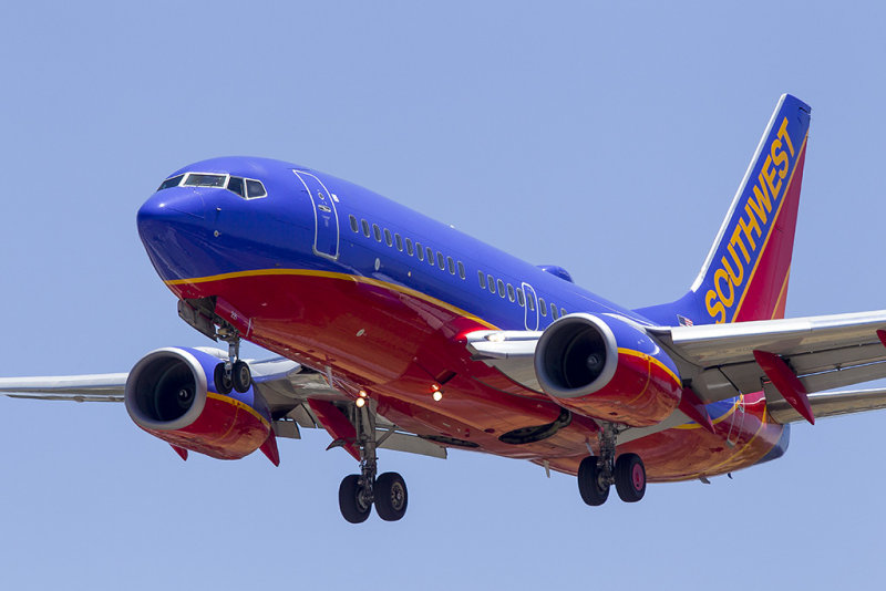 Southwest Airlines Boeing 737-7H4 N221WN
