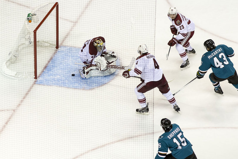 Mike Smith is unaware the puck is behind him  DA0T9142.jpg