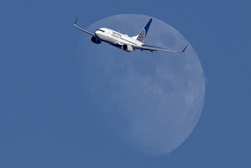 11/12/2013  United Airlines Boeing 737-724 N15712 flying by the Moon