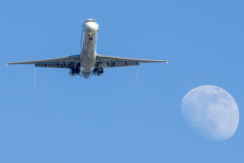 7/8/2014  Allegiant Air McDonnell Douglas MD-83 and the Moon