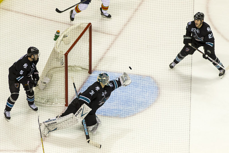 Antti Niemi makes the save  DA0T9160.jpg