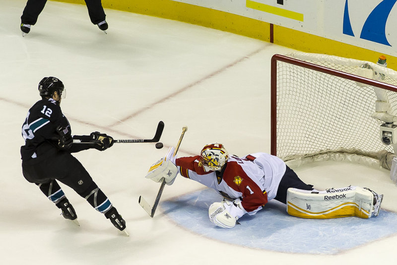 Roberto Luongo makes a save on Patrick Marleau's penalty shot  DA0T9213.jpg