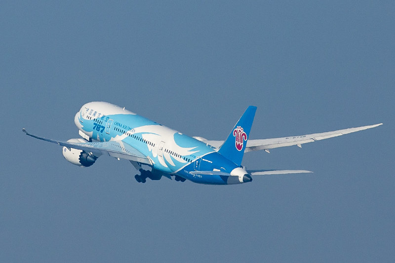 1/10/2015  China Southern Airlines Boeing 787-8 Dreamliner B-2726