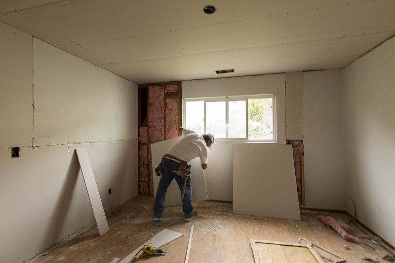 12/3/2015  Installing drywall in the master bedroom
