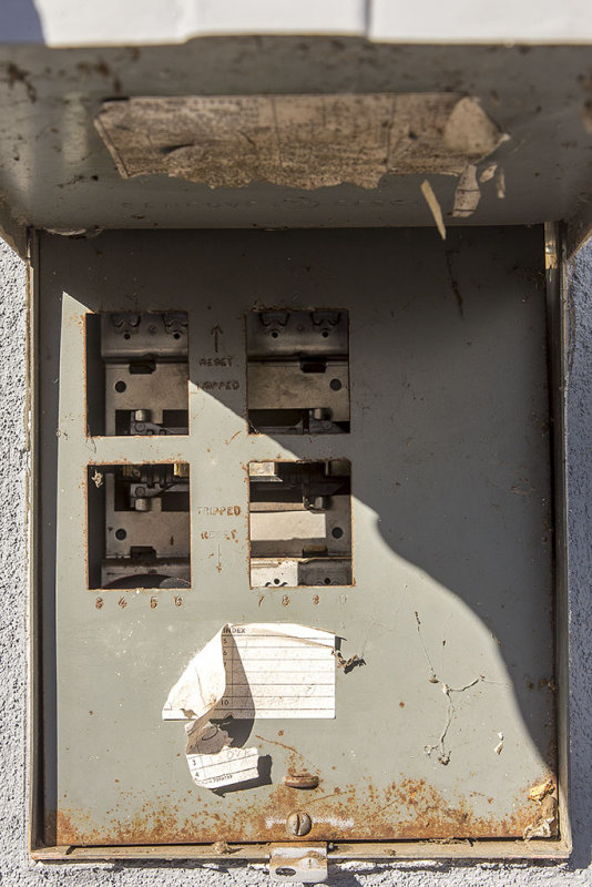 Missing circuit breaker for the service entrance