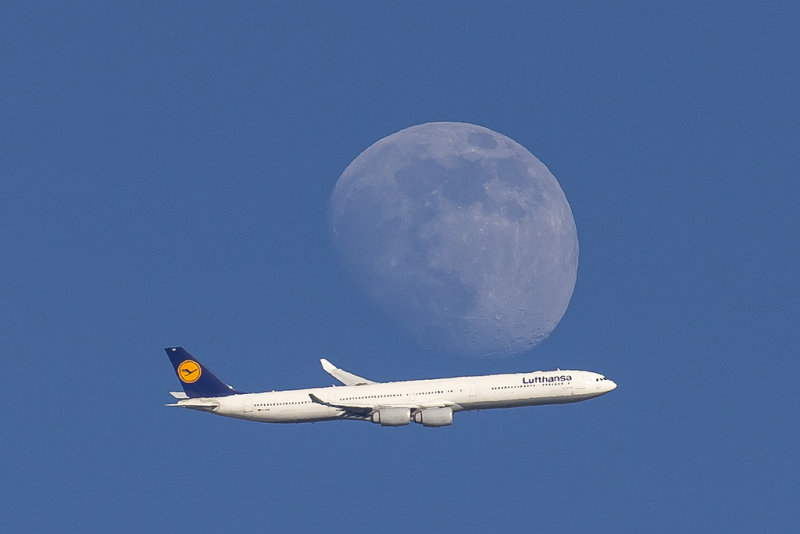 7/15/2016  Lufthansa Airbus A340-642 D-AIHW and the Moon