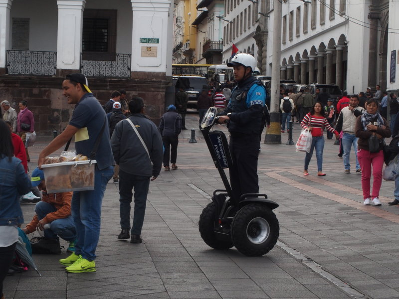 0471: Quito police use Segways!